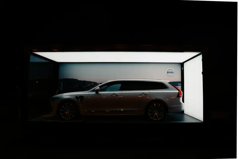 Showroom çıkışı parlak, yeni bir otomobilin ön görünümü, nötr stok görsel