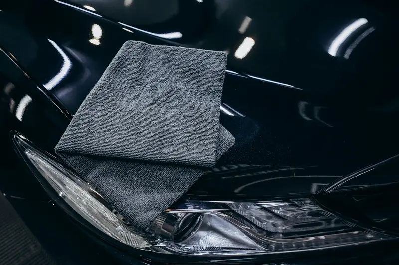 Parlak kaput üzerinde mikrofiber bez